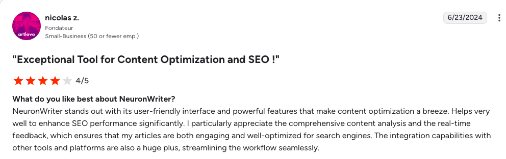 A user review for NeuronWriter rates it 4 out of 5 stars, praising its user-friendly interface, SEO features, and content analysis tools for content optimization.